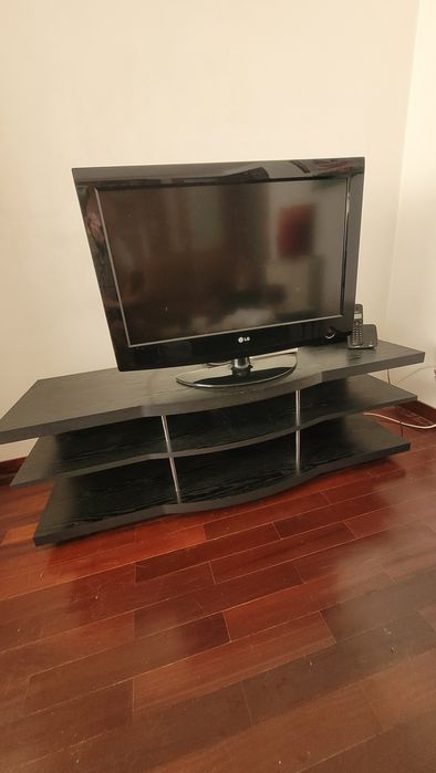 Móvel  para TV compartimentado.