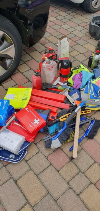 Комплект автомобіліста знак аварійний жилетка вогнегасник аптечка