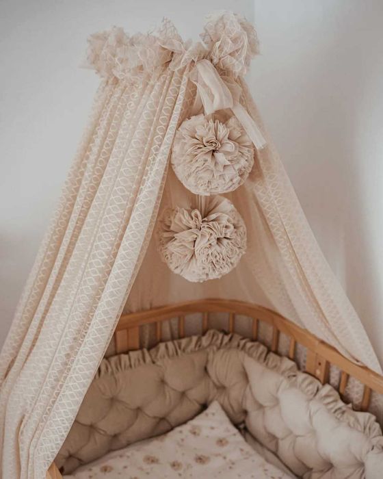 Rede de berço com pum pom, veu mosquiteiro