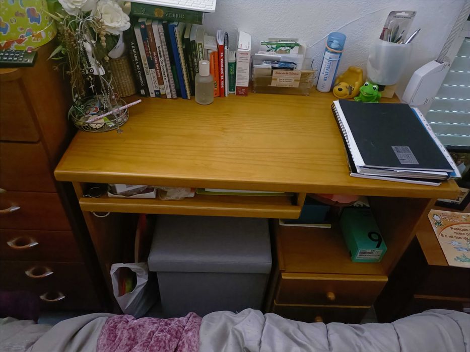 Secretária de madeira com cadeira