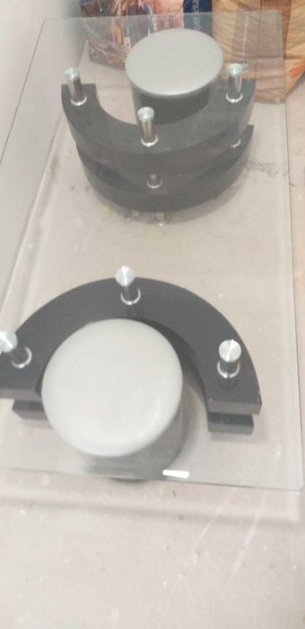 Mesa de vidro com 2 bancos de cor preto e cinza