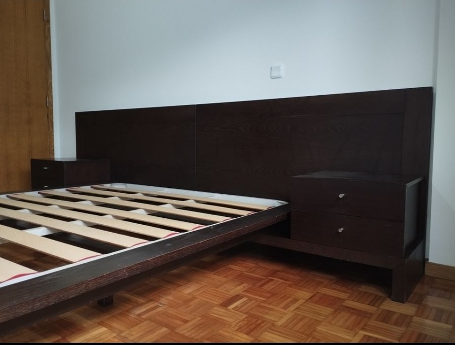 1Cama +2mesasCabeceiras +1Estrado
Cama Madeira 200x1