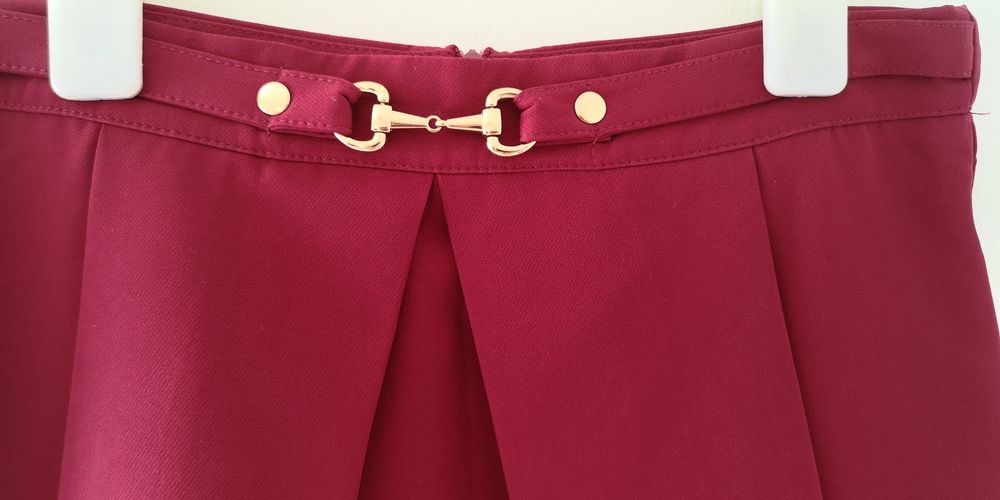 Saia curta bordeaux
