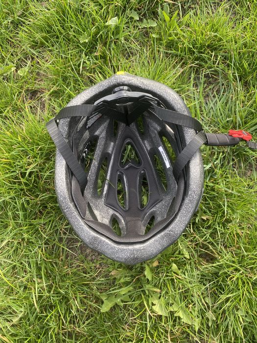 Продам велошолом у відмінному стані