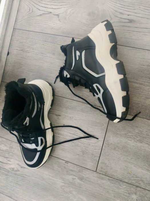 Терміново зимні кросівки на високій підошві