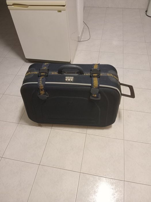 Vendo trailer  mala viagem  cor azul escuro em perfeito estado