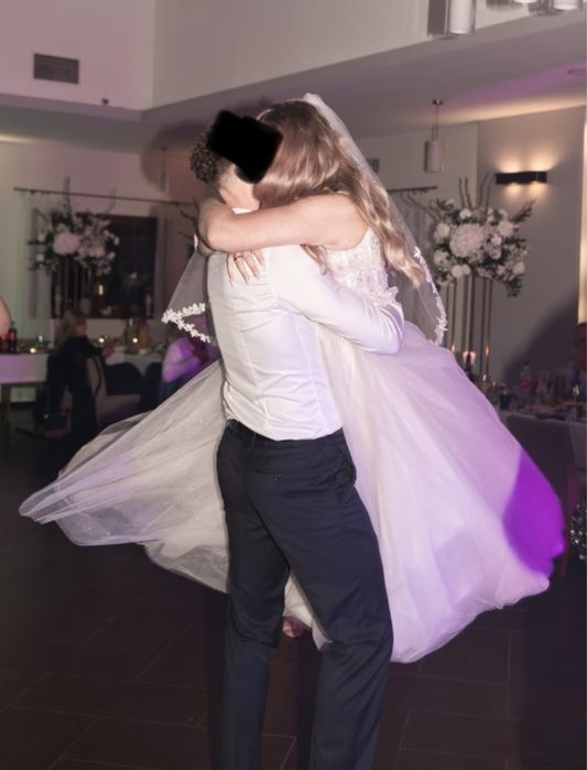 Suknia ślubna z dekoltem