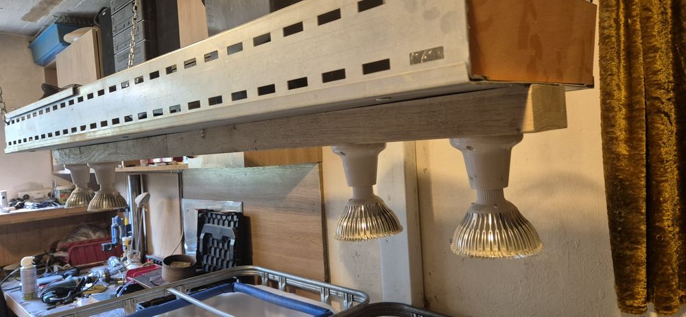 Lampa wisząca do doświetlanie zbiorników wodnych