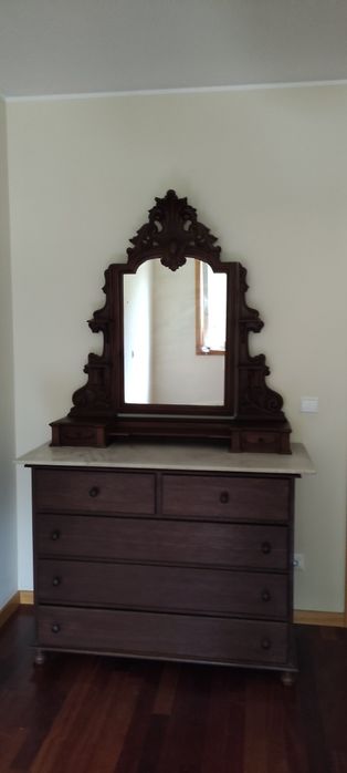 Cómoda antiga com pedra mármore e alçado com espelho