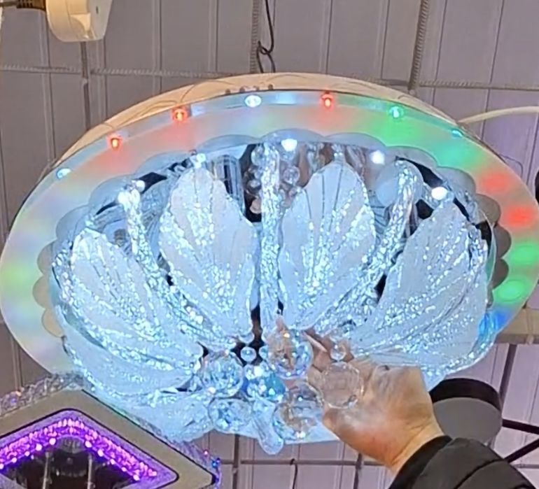 Продам люстру нова.Розмір 55 см
Высота, мм	250 мм
Ви