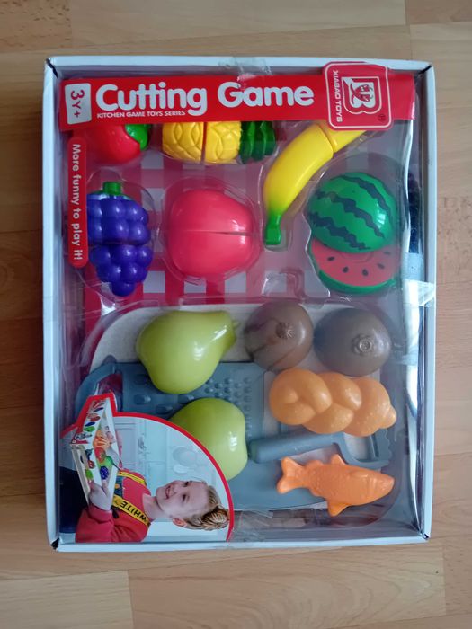 Zabawka kasa fiskslna i zestaw owocow z akcesoriami do zabawy w sklep.