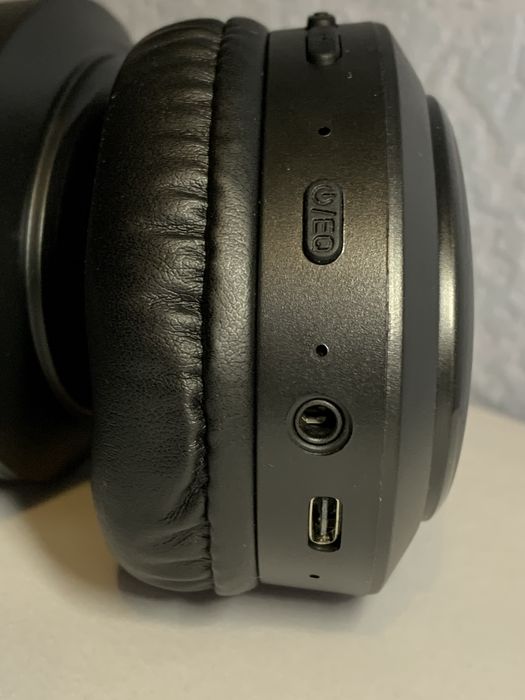 Безпровідні накладні навушники