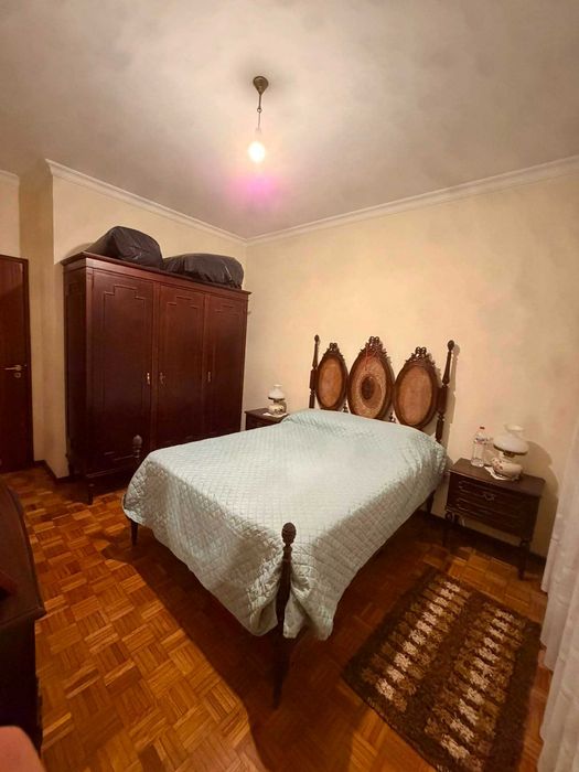 Quarto de casal antigo mas bom estado