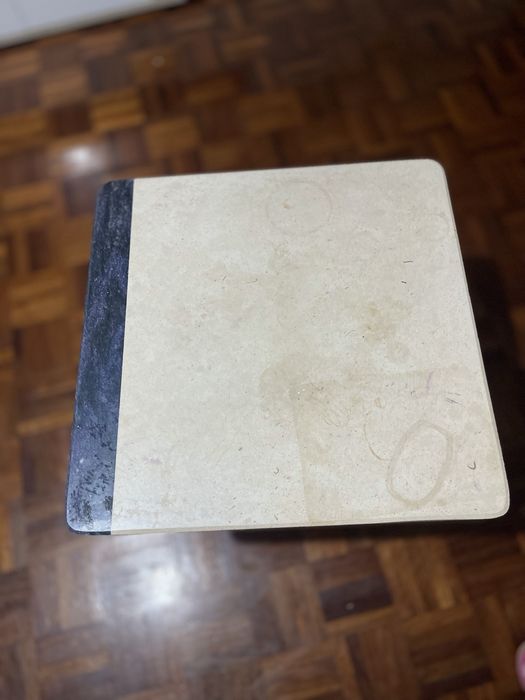 Mesa de apoio de marmore