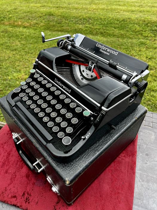 Antiga maquina de escrever underwood champion