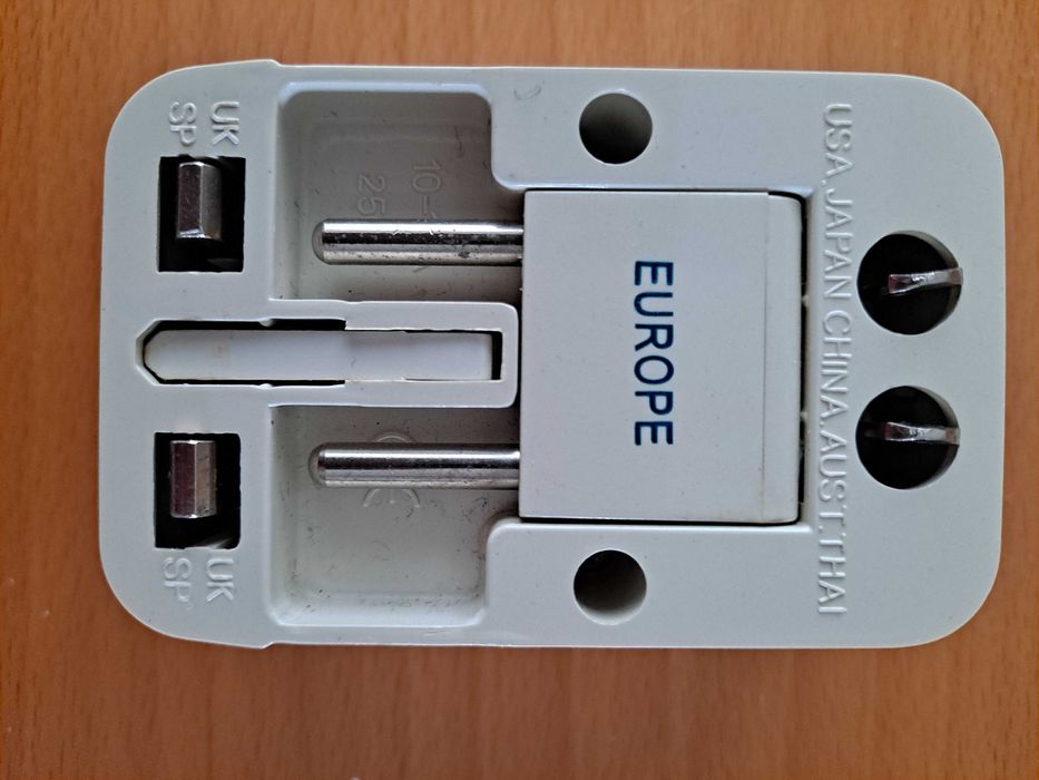Adaptardor universal de corrente elétrica