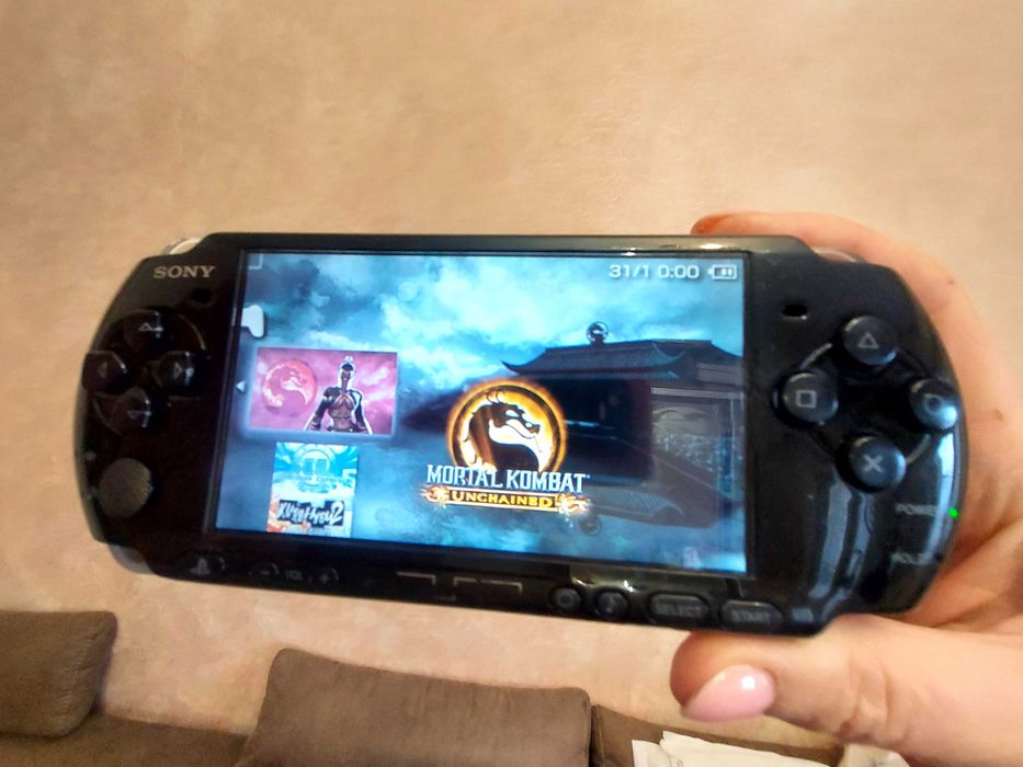 Sony PSP 3000 + 64GB карта пам’яті з іграми, зарядка Sony Playstation