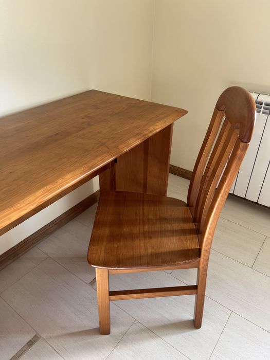 Secretaria e cadeira em madeira