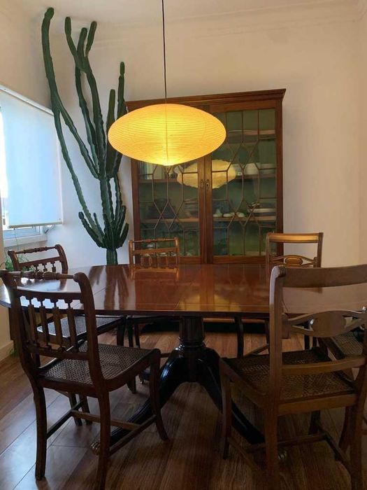 Mesa de jantar clássica em madeira maciça com cadeiras