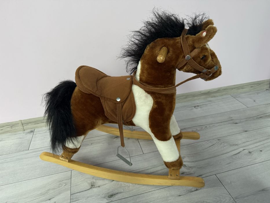 Koń na biegunach dla dzieci. Wydaje dzwieki.