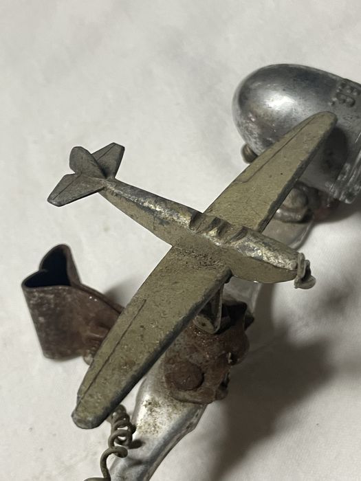 Peça Antiga com Luzes e Avião