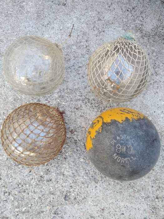 Bóias antigas de pesca em vidro e uma de plástico