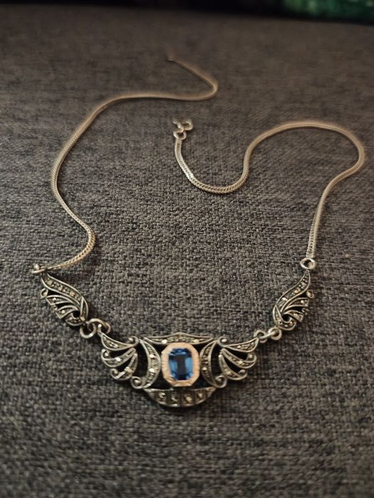 Colar de prata com pedra preciosa marcasites e um pormenor banhado a o