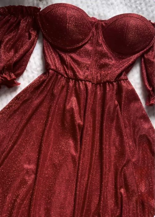 Красное блестящее платье с декольте