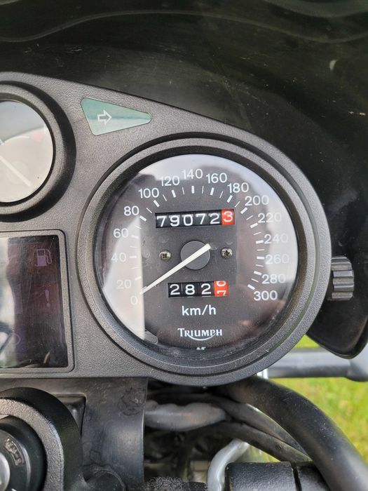 TRIUMPH TRIDENT 900