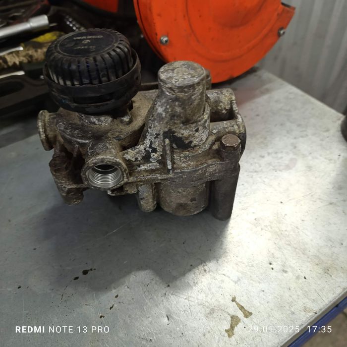 Кран передних тормозов на Daf