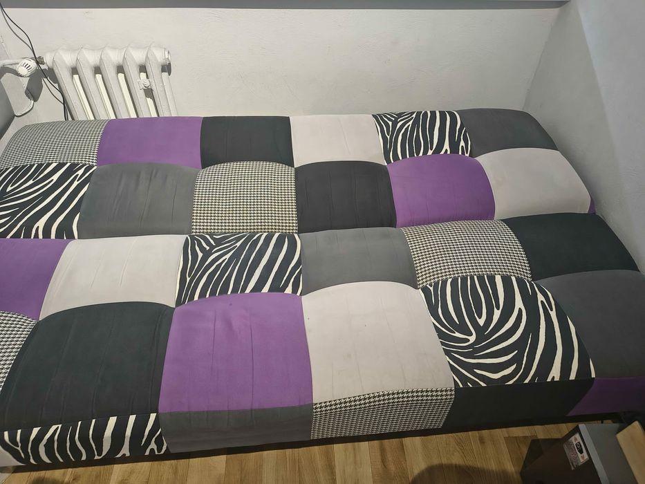 Kanapa rozkładana ze skrzynią w środku.