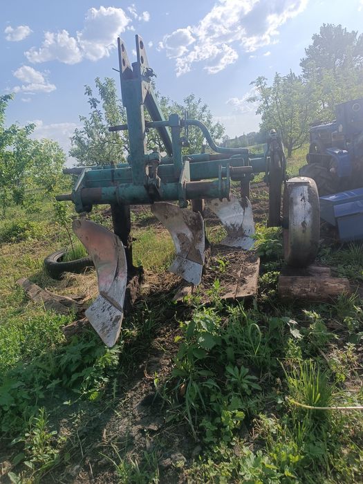 Продам плуг бомет 3 по 25 у доброму стані