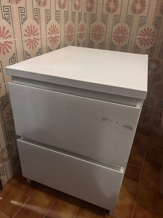 Móvel branco com gavetas
