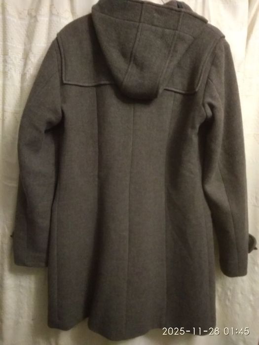 Тёмно-серое пальто с капюшоном