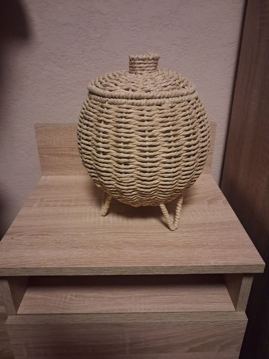 Nowy koszyk wiklinowy na stelażu