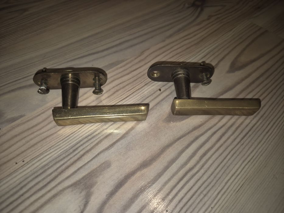 Dwie mosiężne klamki do okien