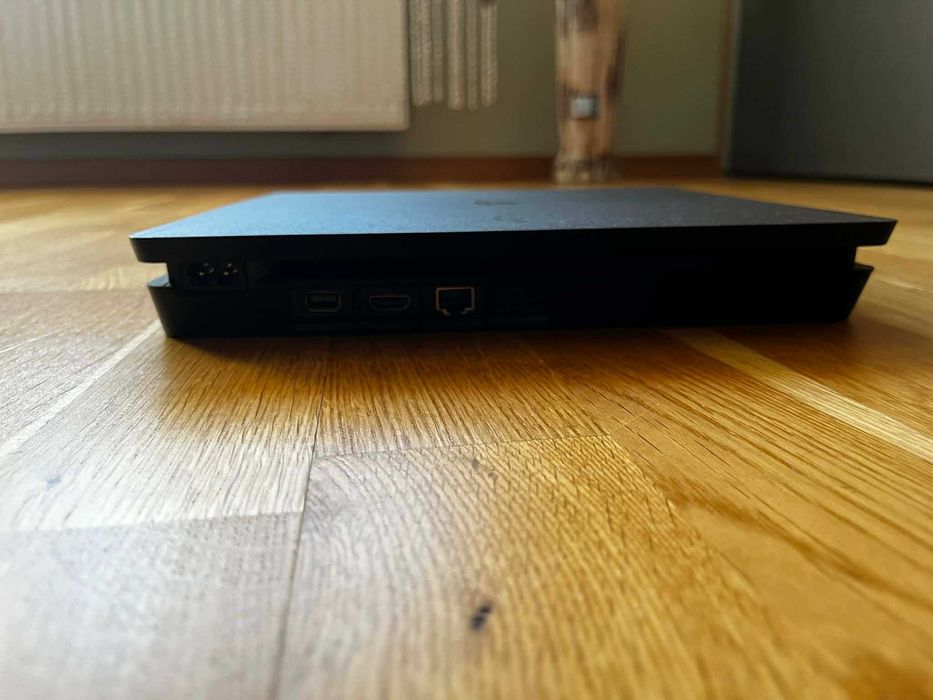 PlayStation 4 slim + 8 gier