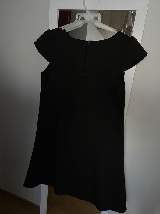 Mała czarna sukienka krótka elegancka w literkę A