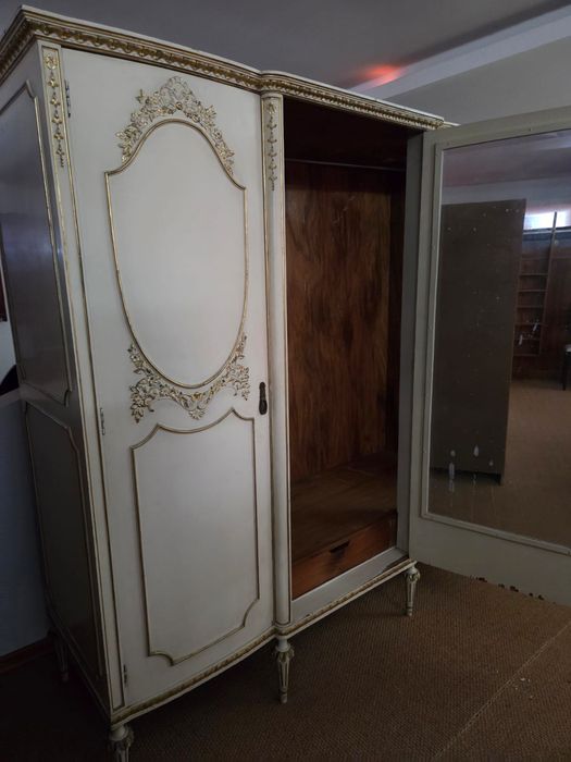 Roupeiro clássico em teka