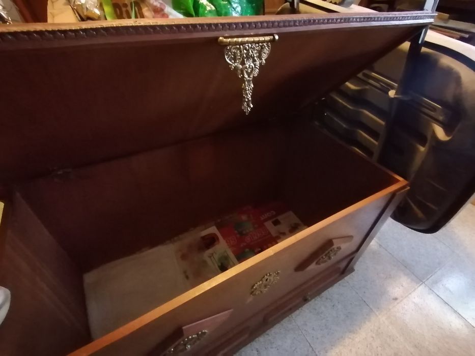 Arca em madeira maciça