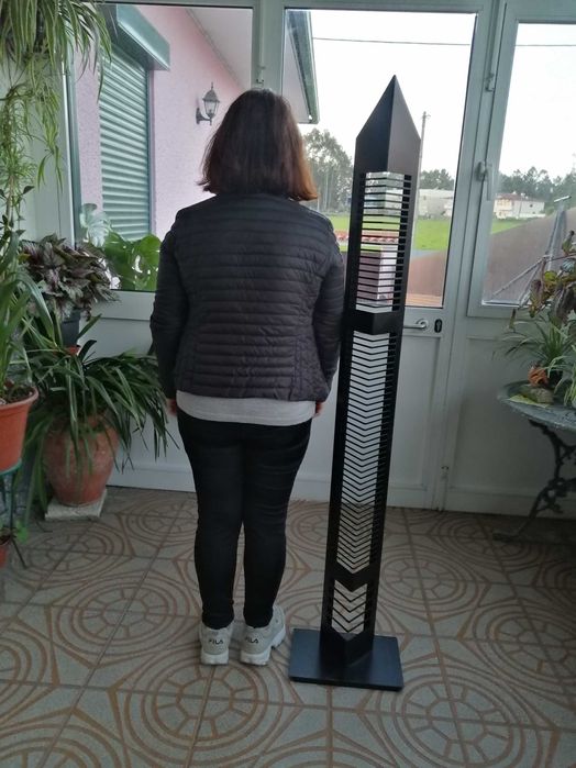 Coluna metálica para discos CD.