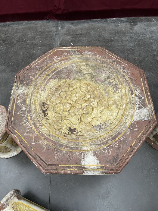 Bastante invulgar conjunto de mesa e bancos orientais em terracota