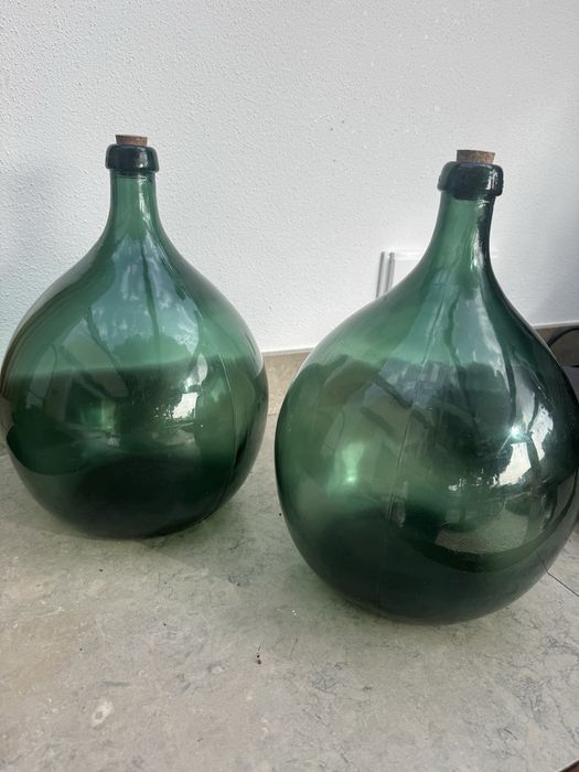 3 Garrafoes antigos 2 em vidro verde e 1 branco