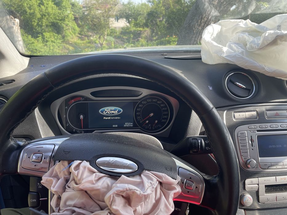 Ford mondeo mk4 після удару на повному ходу