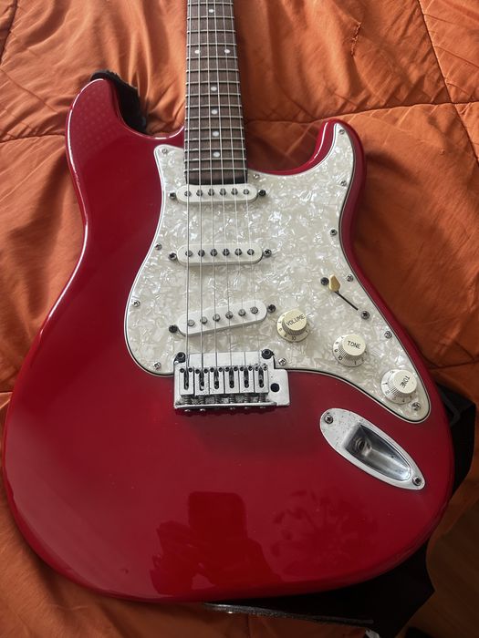 Guitarra Cort Stratocaster em perfeito estado maravilhosa
