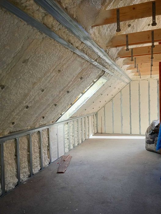 Ocieplenie Pianą Pur, izolacje natryskowe dachu, ocieplenie poddasza
