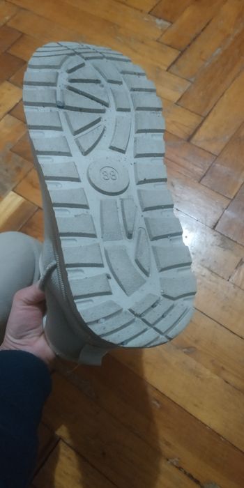 Бежевые низкие угги