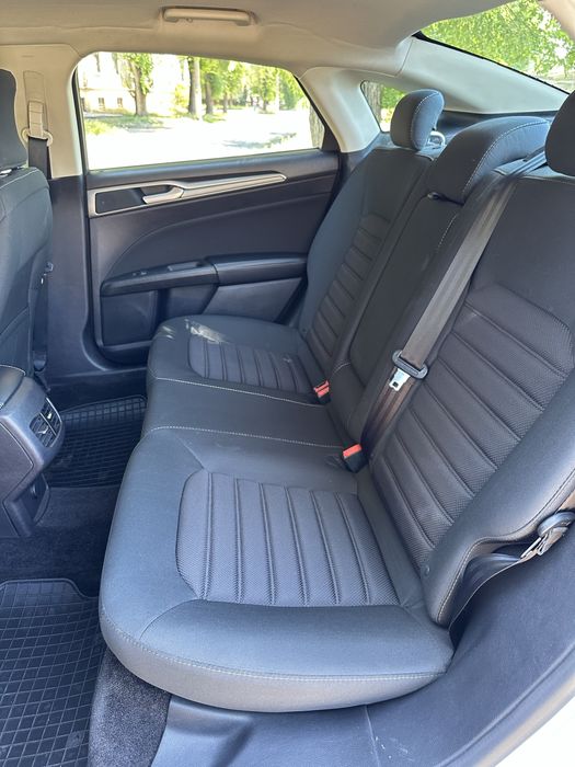 Ford Fusion SE.