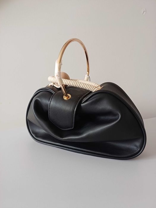 Torebka Mango czarna złota rączka sculptural mini