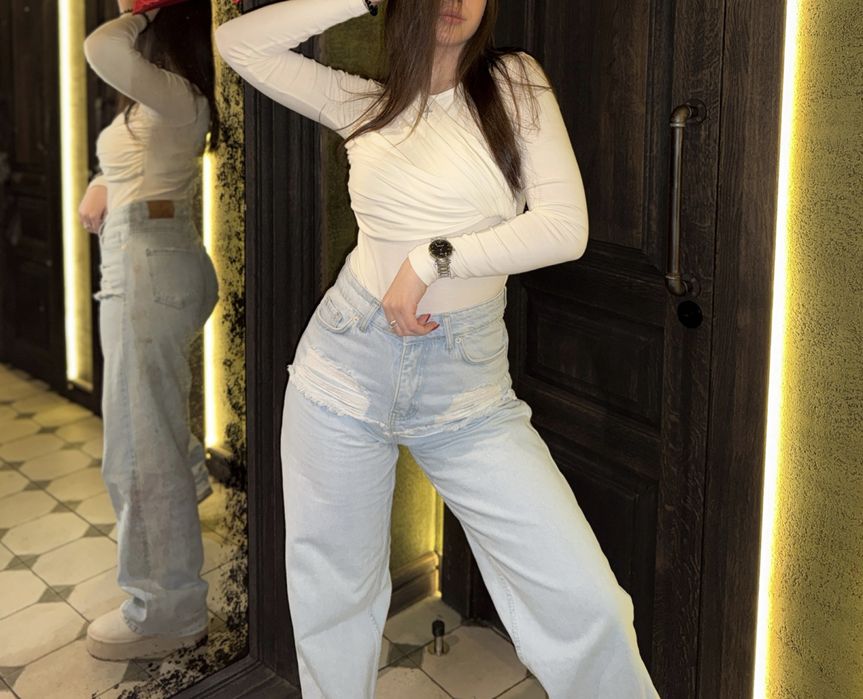 Трендовые голубые джинсы